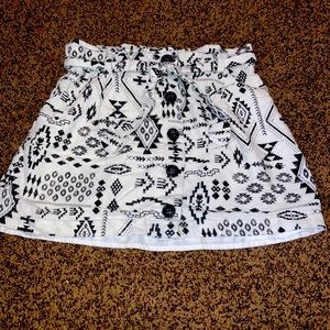 Forever 21 girls skirt and it’s black and white!